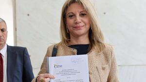 Μαρία Καρυστιανού: Κατέθεσε την ιδρυτική διακήρυξη της «Ελπίδας για τη Δημοκρατία»