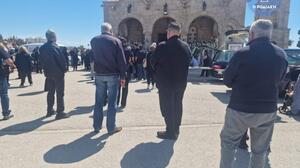 Ρόδος: Σε κλίμα οδύνης η κηδεία μητέρας και κόρης που σκοτώθηκαν σε τροχαίο