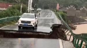 Κίνα: Αυτοκίνητο έπεσε σε ποτάμι μετά την κατάρρευση γέφυρας – Η στιγμή της πτώσης (Βίντεο)