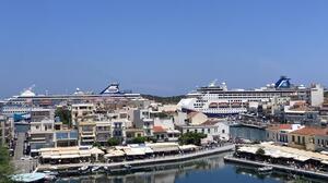 Σημαντική ημέρα για το λιμάνι του Αγίου Νικολάου με την ταυτόχρονη άφιξη δύο κρουαζιερόπλοιων