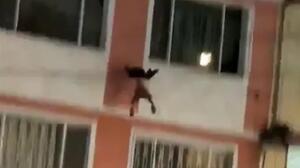 Σοκαριστικό βίντεο: Νήπιο πέφτει από μπαλκόνι τετάρτου ορόφου