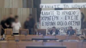 Παρέμβαση Ρουβίκωνα στο Δημοτικό Συμβούλιο Ηρακλείου για την καθαριότητα