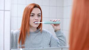 Τι συμβαίνει όταν βουρτσίζετε τα δόντια σας πριν το πρωινό