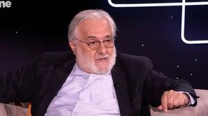 Γιάννης Σμαραγδής: Η ταύτιση ως νέος αριστερός με τον «κλέφτη, μισθοφόρο» Κολοκοτρώνη και η άγνωστη 4ωρη συνάντηση με τον Vangelis 