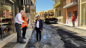 Πέφτει άσφαλτος σε Ταξιάρχου Μαρκοπούλου και Τομπάζη - Αυτοψία από Καλοκαιρινό