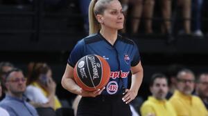 Άγνωστοι πέταξαν τρικάκια, έβαψαν τοίχους και φώναξαν συνθήματα έξω από το σπίτι της Βαρούχα