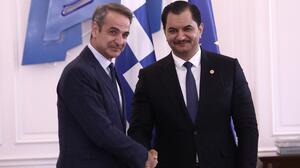 Συνάντηση Μητσοτάκη με τον Σαντάμ Χαφτάρ στο Μαξίμου