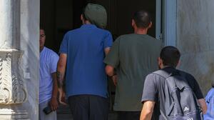 "Πειρατική" TV: Στη φυλακή πατέρας και γιος, ελεύθερος ο αδερφός με εγγύηση 50.000 ευρώ