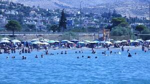 Ανάβυσσος: Ερωτήματα για τη λειτουργία beach bar χωρίς άδεια 
