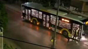 Η στιγμή που οι επιβάτες αστικού λεωφορείου βγαίνουν πανικόβλητοι μετά την πρόσκρουση σε κολόνα