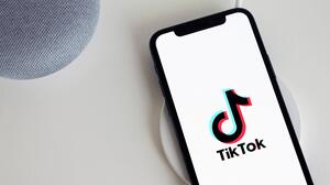 TikTok: Από τις «πράσινες» δεσμεύσεις στις χορηγίες αμφιλεγόμενων συνεδρίων
