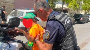 Ο μπόμπιρας ήθελε να ανέβει στη μοτοσικλέτα κι ο Γιώργος δεν του χάλασε το χατίρι!