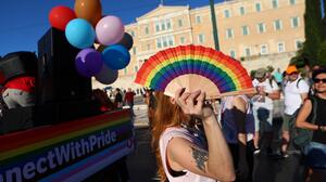 Athens Pride: Πλήθος κόσμου στο πολύχρωμο κέντρο της Αθήνας