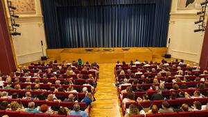 Συγκινητική η ανταπόκριση του κόσμου στη θεατρική παράσταση "Τα Άσπρα Άλογα"
