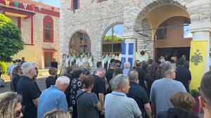 Δράμα: Θρήνος στην κηδεία της 45χρονης που μαχαίρωσε μέχρι θανάτου ο σύζυγός της