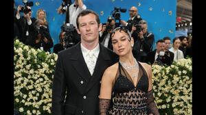 Παλέρμο: Επεισόδια στον γάμο της Dua Lipa -Σωματοφύλακες έσκισαν αφίσες διαμαρτυρίας των κατοίκων