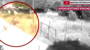Η στιγμή που η 57χρονη που συνελήφθη στην Κορινθία βάζει φωτιά σε ξερά χόρτα - Δείτε βίντεο