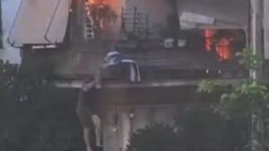 Καλλιθέα: Συγκλονιστικό βίντεο από την πτώση της γυναίκας από το φλεγόμενο μπαλκόνι 
