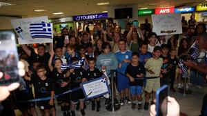 Αποθέωση για την Εθνική: Θερμή υποδοχή στο Ηράκλειο (φωτογραφίες)