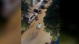 Άγριος καβγάς στα Σεπόλια: Οδηγοί μηχανών πιάστηκαν στα χέρια στη μέση του δρόμου - Δείτε βίντεο
