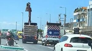 Απίστευτο βίντεο από τον Κηφισό: Αναβάτες μοτοσικλέτας γλιτώνουν από κομμάτια πινακίδας που «ξήλωσε» απρόσεκτος οδηγός φορτηγού