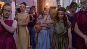 Κουνάβοι: Αναβιώνει το έθιμο του Κλήδονα με πομπή, φωτιές και θεατρικά δρώμενα