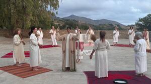 Ξαναζωντανεύει η Κρήτη με ό,τι έχει διαρκές, ακατανίκητο από το χρόνο, αιώνια ανθρώπινο