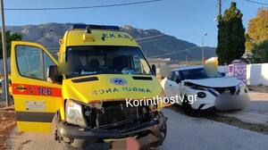 Λουτράκι: Σφοδρή σύγκρουση αυτοκινήτου με ασθενοφόρο – Τραυματίστηκαν οι δύο διασώστες