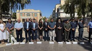 Στην τελετή μνήμης και τιμής για τους ομήρους της Στοάς Μακάσι ο Μάξιμος Σενετάκης