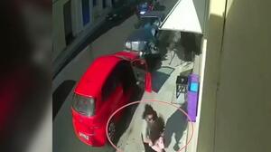 Bίντεο ντοκουμέντο από τροχαίο στη Ναύπακτο: Μητέρα έσωσε το παιδί της την τελευταία στιγμή!