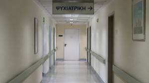 Σε ψυχιατρικό νοσοκομείο ο οδηγός που γρονθοκόπησε γυναίκα μπροστά στο παιδί της στο Ίλιον