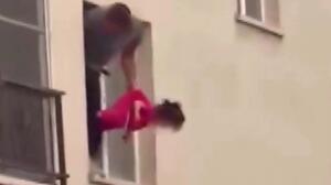 Σοκ στην Άγκυρα: Κρέμασε από το παράθυρο την κόρη του κρατώντας μαχαίρι μετά από καβγά με τη σύζυγο του 