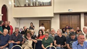 Μεταναστευτικό: Διαμαρτυρία στο Περιφερειακό Συμβούλιο Κρήτης για τη δομή στους Αθανάτους