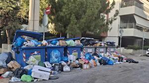 Οι κάδοι "ξεχείλισαν" σε ένα από τα πιο κεντρικά σημεία του Ηρακλείου