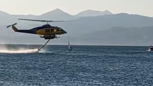 Φωτιά στην Αιγιαλεία: Windsurfer βρέθηκε κοντά σε πυροσβεστικό ελικόπτερο που πραγματοποιούσε υδροληψία