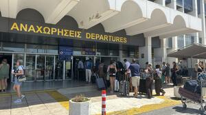 Το αδιαχώρητο στο αεροδρόμιο Ηρακλείου - Μέχρι το πεζοδρόμιο φθάνουν οι ουρές! (video)