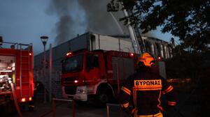 Υπό μερικό έλεγχο η πυρκαγιά σε παλιό κτίριο του θεάτρου Μπάντμιντον 
