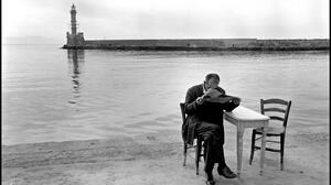 Η εμβληματική έκθεση «3 Δρόμοι: Constantine Manos - Nikos Economopoulos - Enri Canaj» στον Άγιο Νικόλαο