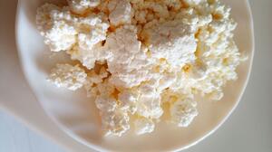 Σπιτικό cottage cheese: Πώς να το φτιάξετε εύκολα με 2 υλικά