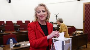 Η Δούρου εκλέγεται πρόεδρος του ΣΥΡΙΖΑ - Ψήφισαν και οι οκτώ βουλευτές