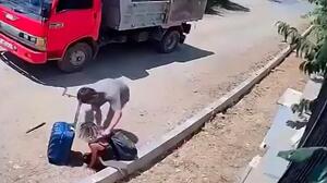 Οδηγός φορτηγού προσφέρει τις πρώτες βοήθειες σε γυναίκα που κατέρρευσε στον δρόμο - Βίντεο