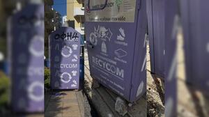 Ένας επικίνδυνος μωβ κάδος σε πεζοδρόμιο