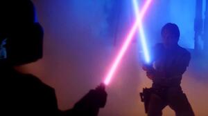 Το φωτόσπαθο του Μαρκ Χάμιλ από το «Star Wars» πωλήθηκε σε τιμή ρεκόρ σε δημοπρασία
