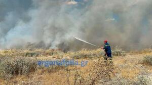 Φωτιά στον Άγιο Γεώργιο Μεθάνων, μήνυμα 112 για ετοιμότητα, ενισχύθηκαν οι δυνάμεις