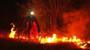 Μαίνονται οι φωτιές στη Γαλλία: Συγκλονιστικό βίντεο πυροσβέστη από απόσταση αναπνοής με τις φλόγες 