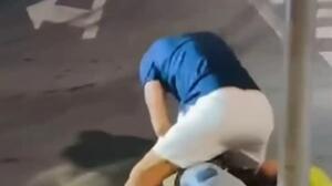 Ιταλία: Βίντεο-σοκ με ακροδεξιό επιχειρηματία να ξυλοκοπά μετανάστη, πόσταρε το βίντεο online