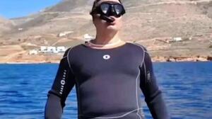 Ο Βασίλης Κικίλιας έβαλε στολή δύτη και βούτηξε στα νερά της Αμοργού