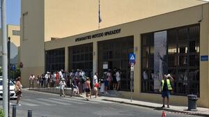 Στην ουρά για το Αρχαιολογικό Μουσείο Ηρακλείου παρά τις υψηλές θερμοκρασίες - Φωτογραφίες