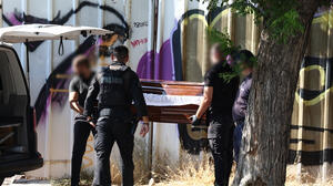 Κυψέλη: Συνεχίζεται το θρίλερ με τη σορό στη βαλίτσα - Έρευνες για την ταυτοποίηση της γυναίκας και τις συνθήκες θανάτου της
