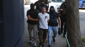 Προφυλακίστηκε και ο 4ος κατηγορούμενος για την επίθεση στην οικογένεια Νέστορα - Επεισόδια στα δικαστήρια Θεσσαλονίκης